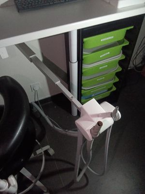 un bureau d'ordinateur sur lequel se trouvent un clavier et une souris