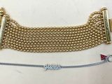 un gros plan sur un bracelet à chaîne en or et un bracelet à chaîne