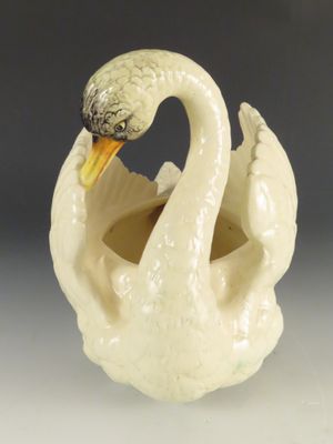 une figurine de cygne blanc posée sur une table