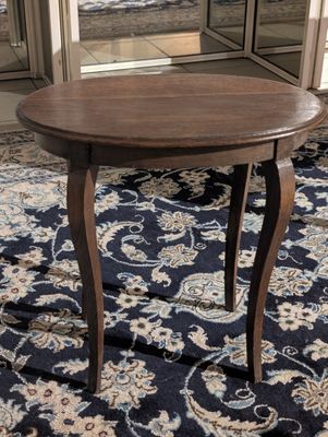 une photo d'une table dans une pièce avec un tapis bleu