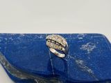 un gros plan d'une bague en argent sertie d'une pierre bleue