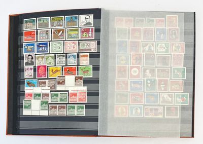 un livre avec beaucoup de timbres