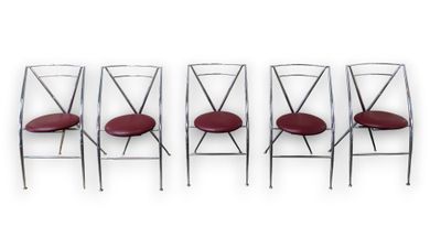 un lot de quatre chaises en acier chromé avec des assises en cuir rouge