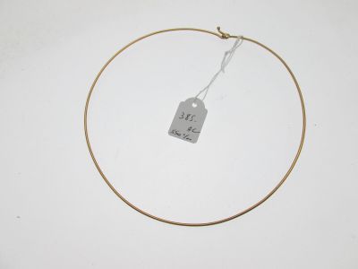 gros plan d'un collier portant une étiquette de prix