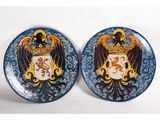 deux assiettes ornées d'un blason et d'une couronne