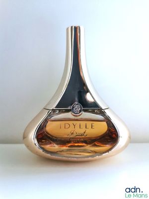 l'image d'un flacon de parfum posé sur une table