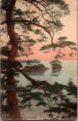 une image d'un tableau représentant un bateau dans l'eau