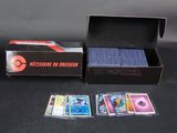 le contenu d'une boîte de jeux de cartes comprenant une boîte de cartes, une boîte de cartes et une boîte de cartes
