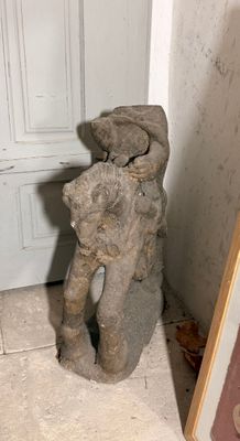 une statue représentant un homme portant un bébé sur le dos
