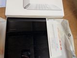 une boîte sur laquelle repose un ordinateur portable, posée sur une table