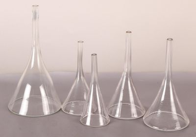 [ MEDECINE ] Ensemble de cinq petits entonnoirs en verre sou… - Photo 1