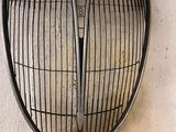 une grille métallique accrochée au mur
