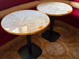 deux tables placées dans un coin de la pièce