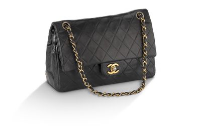 un sac à bandoulière Chanel en cuir d'agneau matelassé noir