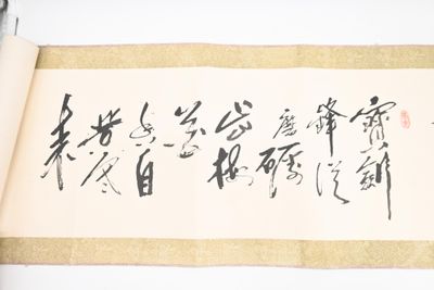 un rouleau portant des caractères asiatiques, posé sur une table