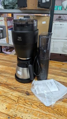 une cafetière et un mixeur posés sur une table