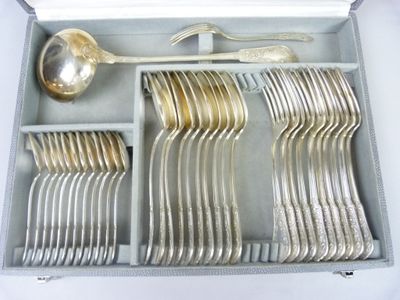 silverware in a box with spoons, spoons, and spoon spoons