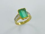 une bague en émeraude et diamant