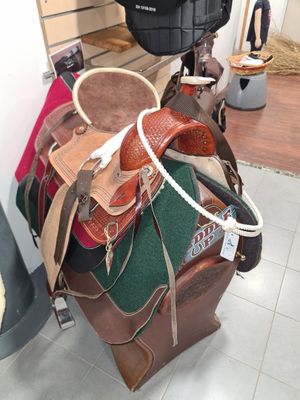 une pile de selles et des selles exposées dans un magasin