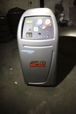 une machine qui se trouve dans un garage