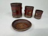 quatre œuvres d'art posées sur une table