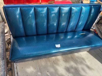 un banc bleu posé au bord de la route