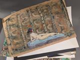 un tableau représentant une femme allongée sur un lit posé sur une table