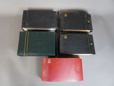 quatre livres sont empilés sur une table