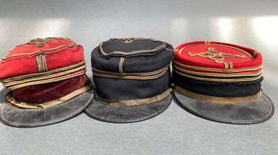 quatre chapeaux sont alignés sur une table