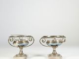 une paire de vases en métal argenté munis d'anses