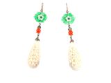 une paire de boucles d'oreilles composées de perles vertes et blanches et d'une fleur