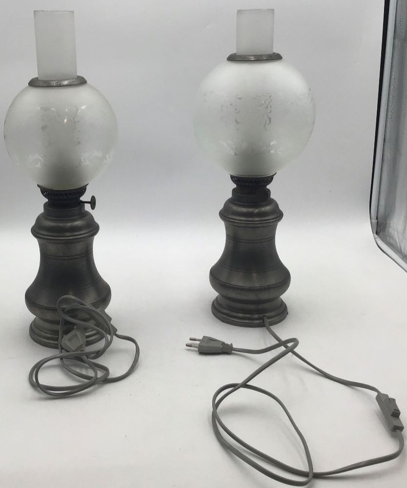 Deux lampe à pétrole en étain électrifiées avec leurs globes…