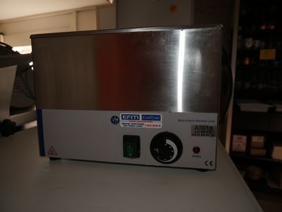l'image d'une machine posée sur une table