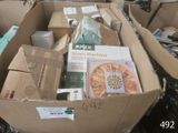 une boîte en carton remplie de livres et d'autres objets