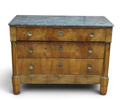 une image d'une commode en bois avec un plateau en marbre