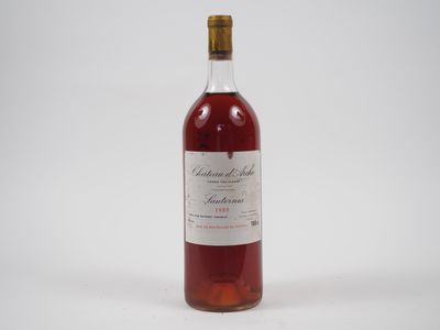 une bouteille de vin posée sur une table blanche