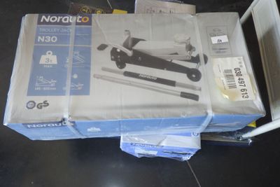 une boîte sur laquelle figure l'image d'un homme en scooter
