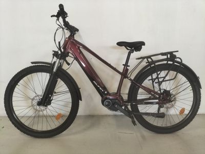 un vélo garé contre un mur