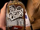 une bouteille d'alcool que quelqu'un tient à la main