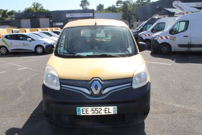une camionnette jaune et noire garée sur un parking