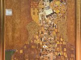 une image représentant un tableau d'une femme en robe dorée