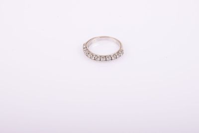 bague en or blanc et diamants sur fond blanc