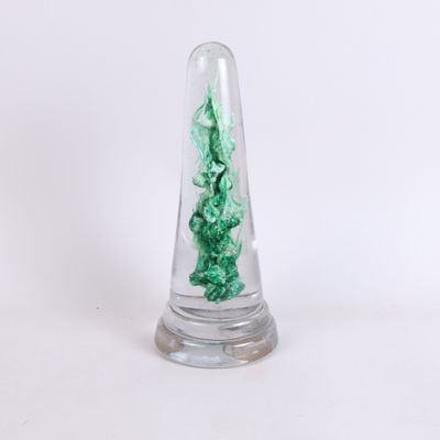 un vase en verre contenant une substance verte