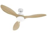 un ventilateur de plafond blanc avec des pales en bois et une lampe blanche