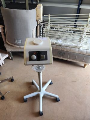 une machine posée sur un support dans une pièce