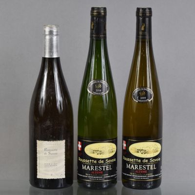 trois bouteilles de vin posées sur une table, l'une à côté de l'autre
