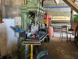 une machine qui se trouve à l'intérieur d'un bâtiment