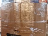 une boîte en carton sur laquelle est dessinée une barque