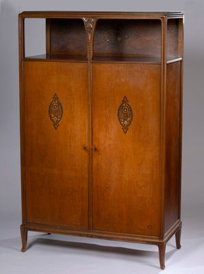une armoire ancienne en bois à deux portes, dont l'une est vitrée