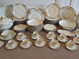 beaucoup d'assiettes, de tasses et de soucoupes par terre
